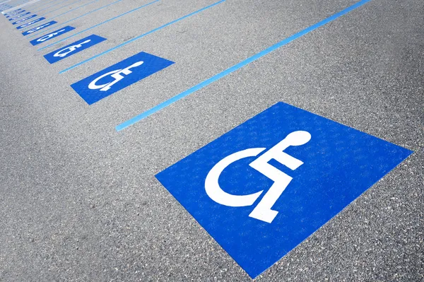 Символ инвалида на парковке — стоковое фото