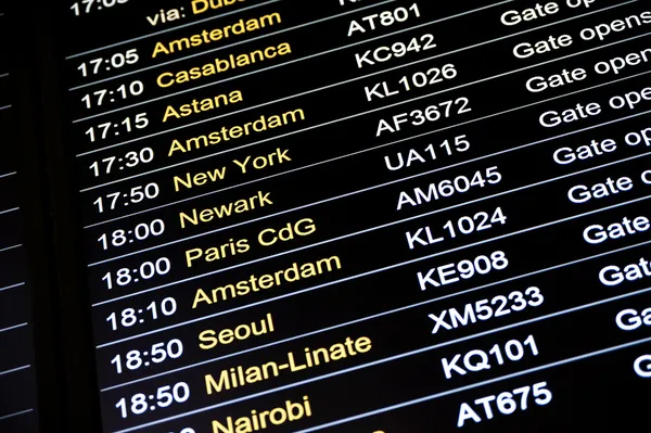 Departures flight information schedule in international airport — Stock Photo, Image