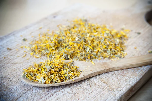 Hojas de té verde seco sobre fondo de madera — Foto de Stock