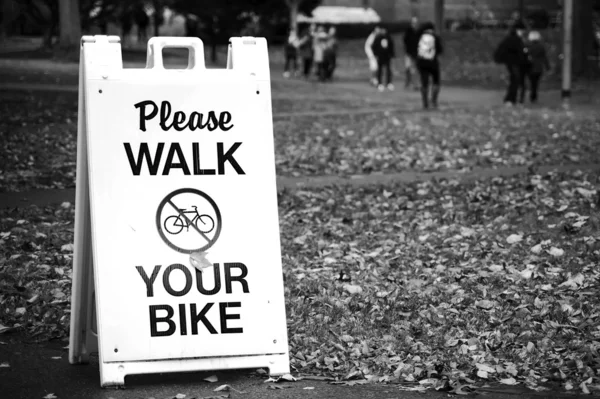 Caminhe seu sinal de bicicleta — Fotografia de Stock