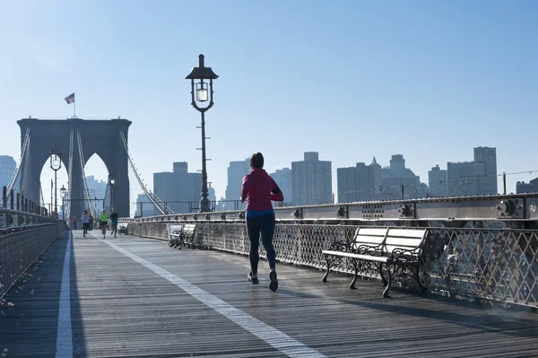 Ponte en forma en Brooklyn Bridge Nueva York — Foto de Stock