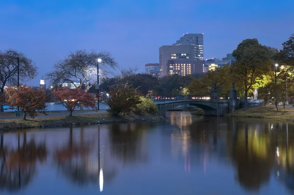 Charles river boston egy őszi délután — стокове фото