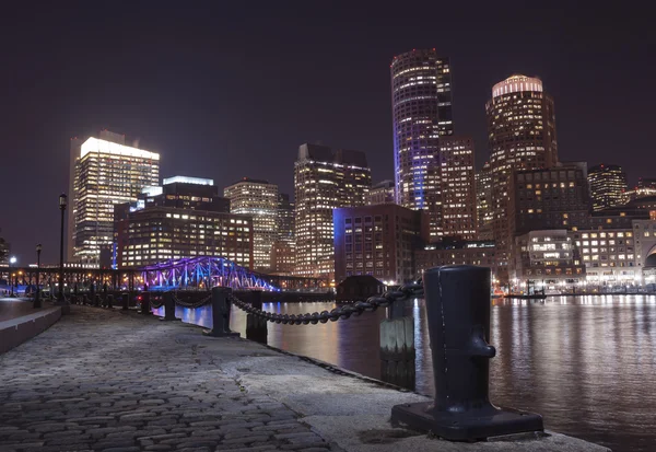 Boston Harbor and Financial District at night in Boston, Massac — Stock Photo, Image