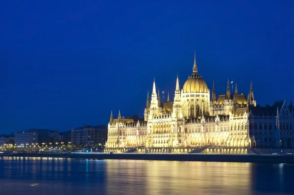Budapest parlamentsbyggnaden — Stockfoto