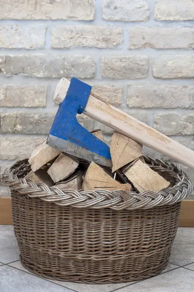 Fire wood and axe — Stock Photo, Image