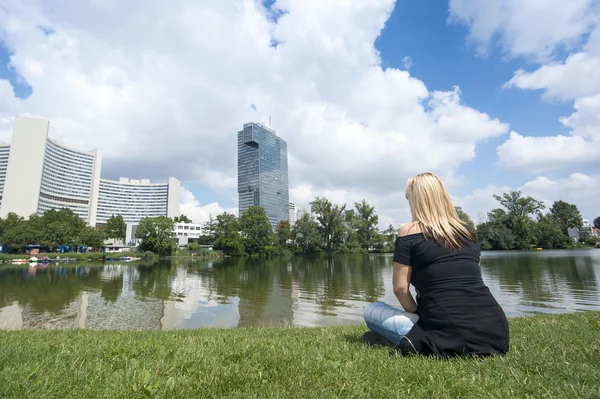 Jovem mulher escapar da cidade moderna — Fotografia de Stock