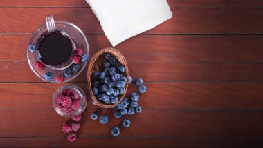 meyve çilek, ahududu ve yaban mersini