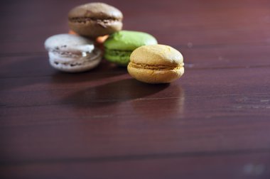 Fransız renkli macarons ahşap yerde, sabah snack