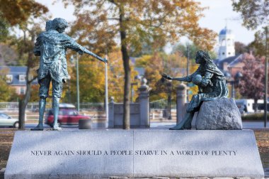 bir daha asla insanların bol olduğu bir dünyada açlıktan