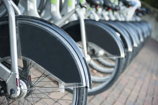 Cidade, alugar uma bicicleta — Fotografia de Stock