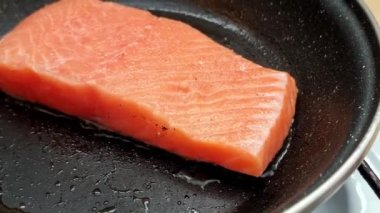 Kavurulmuş ızgarada ızgara somon balığı. Balık Bifteği Yakından.