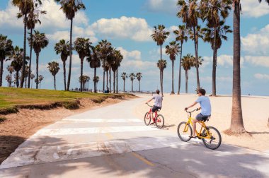 Venice Sahili, Los Angeles, California - 29 Mayıs 2015: güneşli bir günde 29 Mayıs 2015 Venedik, California, sahilde zevk insanlar. Yaz saati faaliyetleri.