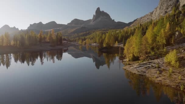 意大利南部蒂罗尔州阿尔卑斯山白云岩中美丽的秋天的费达湖户外风景 — 图库视频影像