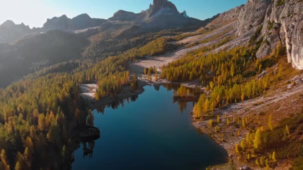 Beautiful Autumn Outdoor Scene Lake Federa Dolomites Yellow Fall Trees — 비디오