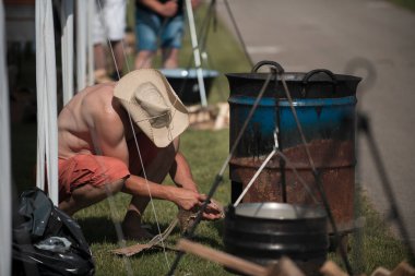 5 Haziran 2022 'de. - TEMERIN, SERBIA: Sırbistan 'ın Temerin kentinde 5 Haziran 2022' de Sırbistan 'da düzenlenen Pasuljijada Bean Festivali 2022 Gıda ve Müzik Festivali Sahneleri. İnsanlar güzel bir yaz gününün tadını çıkarırken, geleneksel yemek ve içecekler DJ ve müzik B