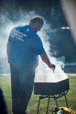 5 Haziran 2022 'de. - TEMERIN, SERBIA: Sırbistan 'ın Temerin kentinde 5 Haziran 2022' de Sırbistan 'da düzenlenen Pasuljijada Bean Festivali 2022 Gıda ve Müzik Festivali Sahneleri. İnsanlar güzel bir yaz gününün tadını çıkarırken, geleneksel yemek ve içecekler DJ ve müzik B