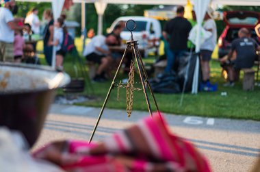 5 Haziran 2022 'de. - TEMERIN, SERBIA: Sırbistan 'ın Temerin kentinde 5 Haziran 2022' de Sırbistan 'da düzenlenen Pasuljijada Bean Festivali 2022 Gıda ve Müzik Festivali Sahneleri. İnsanlar güzel bir yaz gününün tadını çıkarırken, geleneksel yemek ve içecekler DJ ve müzik B