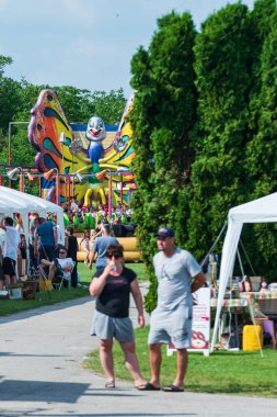 5 Haziran 2022 'de. - TEMERIN, SERBIA: Sırbistan 'ın Temerin kentinde 5 Haziran 2022' de Sırbistan 'da düzenlenen Pasuljijada Bean Festivali 2022 Gıda ve Müzik Festivali Sahneleri. İnsanlar güzel bir yaz gününün tadını çıkarırken, geleneksel yemek ve içecekler DJ ve müzik B