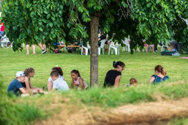 5 Haziran 2022 'de. - TEMERIN, SERBIA: Sırbistan 'ın Temerin kentinde 5 Haziran 2022' de Sırbistan 'da düzenlenen Pasuljijada Bean Festivali 2022 Gıda ve Müzik Festivali Sahneleri. İnsanlar güzel bir yaz gününün tadını çıkarırken, geleneksel yemek ve içecekler DJ ve müzik B