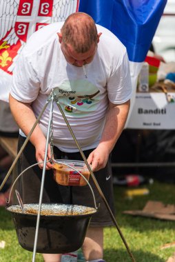 5 Haziran 2022 'de. - TEMERIN, SERBIA: Sırbistan 'ın Temerin kentinde 5 Haziran 2022' de Sırbistan 'da düzenlenen Pasuljijada Bean Festivali 2022 Gıda ve Müzik Festivali Sahneleri. İnsanlar güzel bir yaz gününün tadını çıkarırken, geleneksel yemek ve içecekler DJ ve müzik B