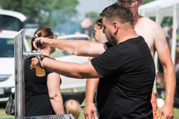 5 Haziran 2022 'de. - TEMERIN, SERBIA: Sırbistan 'ın Temerin kentinde 5 Haziran 2022' de Sırbistan 'da düzenlenen Pasuljijada Bean Festivali 2022 Gıda ve Müzik Festivali Sahneleri. İnsanlar güzel bir yaz gününün tadını çıkarırken, geleneksel yemek ve içecekler DJ ve müzik B