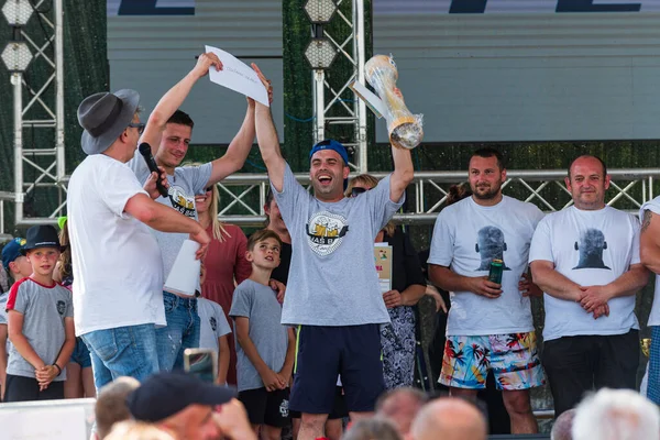 5 Haziran 2022 'de. - TEMERIN, SERBIA: Sırbistan 'ın Temerin kentinde 5 Haziran 2022' de Sırbistan 'da düzenlenen Pasuljijada Bean Festivali 2022 Gıda ve Müzik Festivali Sahneleri. İnsanlar güzel bir yaz gününün tadını çıkarırken, geleneksel yemek ve içecekler DJ ve müzik B