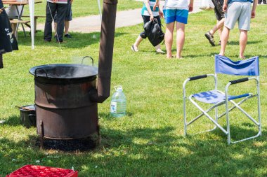 5 Haziran 2022 'de. - TEMERIN, SERBIA: Sırbistan 'ın Temerin kentinde 5 Haziran 2022' de Sırbistan 'da düzenlenen Pasuljijada Bean Festivali 2022 Gıda ve Müzik Festivali Sahneleri. İnsanlar güzel bir yaz gününün tadını çıkarırken, geleneksel yemek ve içecekler DJ ve müzik B