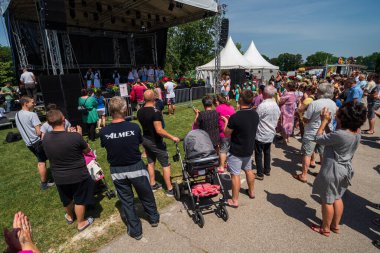 5 Haziran 2022 'de. - TEMERIN, SERBIA: Sırbistan 'ın Temerin kentinde 5 Haziran 2022' de Sırbistan 'da düzenlenen Pasuljijada Bean Festivali 2022 Gıda ve Müzik Festivali Sahneleri. İnsanlar güzel bir yaz gününün tadını çıkarırken, geleneksel yemek ve içecekler DJ ve müzik B