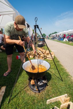 5 Haziran 2022 'de. - TEMERIN, SERBIA: Sırbistan 'ın Temerin kentinde 5 Haziran 2022' de Sırbistan 'da düzenlenen Pasuljijada Bean Festivali 2022 Gıda ve Müzik Festivali Sahneleri. İnsanlar güzel bir yaz gününün tadını çıkarırken, geleneksel yemek ve içecekler DJ ve müzik B