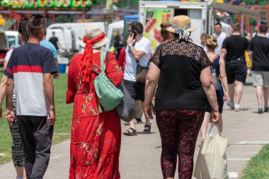 5 Haziran 2022 'de. - TEMERIN, SERBIA: Sırbistan 'ın Temerin kentinde 5 Haziran 2022' de Sırbistan 'da düzenlenen Pasuljijada Bean Festivali 2022 Gıda ve Müzik Festivali Sahneleri. İnsanlar güzel bir yaz gününün tadını çıkarırken, geleneksel yemek ve içecekler DJ ve müzik B