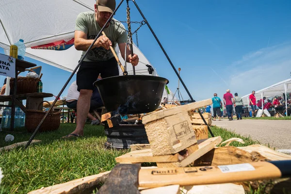 5 Haziran 2022 'de. - TEMERIN, SERBIA: Sırbistan 'ın Temerin kentinde 5 Haziran 2022' de Sırbistan 'da düzenlenen Pasuljijada Bean Festivali 2022 Gıda ve Müzik Festivali Sahneleri. İnsanlar güzel bir yaz gününün tadını çıkarırken, geleneksel yemek ve içecekler DJ ve müzik B