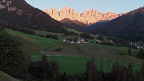 Kerk Van Santa Maddalena Magdalena Val Funes Puez Odle Dolomieten — Stockvideo