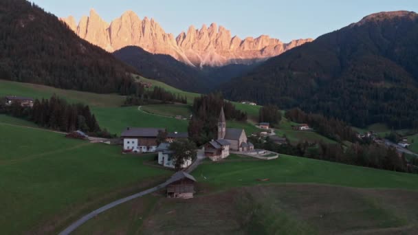 Santa Maddalena Magdalena Templom Val Funes Puez Odle Dolomitok Olaszország — Stock videók