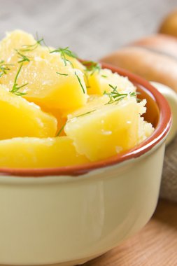 haşlanmış patates dereotu ve tereyağı ile