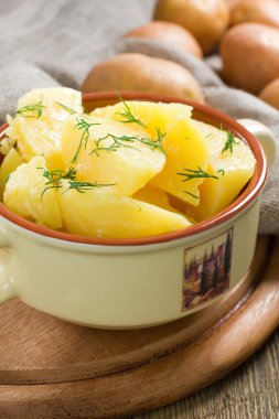 haşlanmış patates dereotu ve tereyağı ile