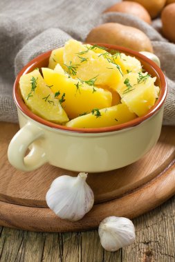 haşlanmış patates dereotu ve tereyağı ile