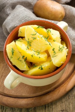 haşlanmış patates dereotu ve tereyağı ile