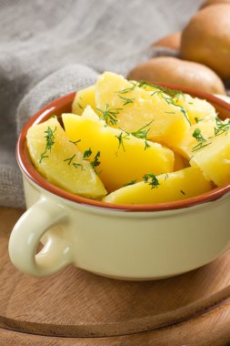 haşlanmış patates dereotu ve tereyağı ile