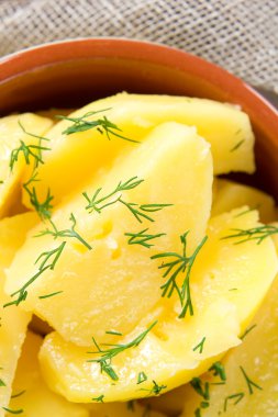 haşlanmış patates dereotu ve tereyağı ile