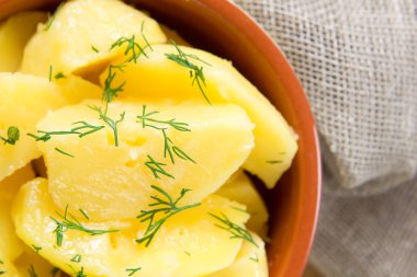haşlanmış patates dereotu ve tereyağı ile