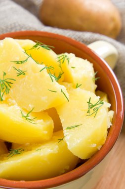 haşlanmış patates dereotu ve tereyağı ile