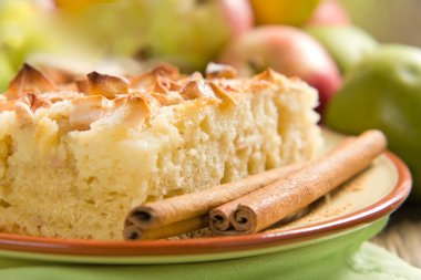 Tarçınlı ev yapımı elmalı turta.