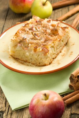 Tarçınlı ev yapımı elmalı turta.