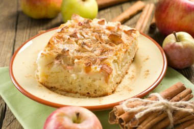 Tarçınlı ev yapımı elmalı turta.