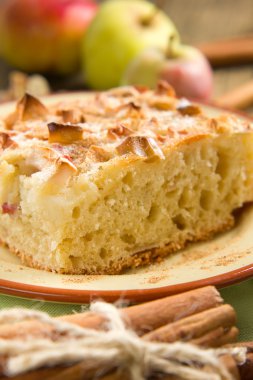 Tarçınlı ev yapımı elmalı turta.