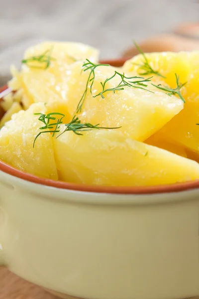 Gekookte aardappelen met dille en boter — Stockfoto