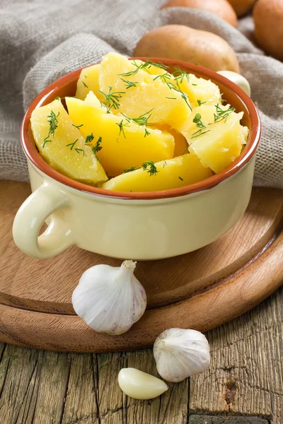 Kokte poteter med dill og smør – stockfoto
