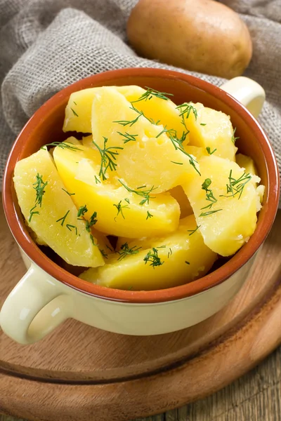 Kokt potatis med dill och smör — Stockfoto