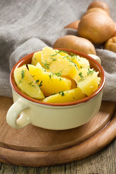 Gekookte aardappelen met dille en boter — Stockfoto