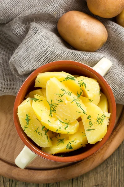 Patatas hervidas con eneldo y mantequilla —  Fotos de Stock